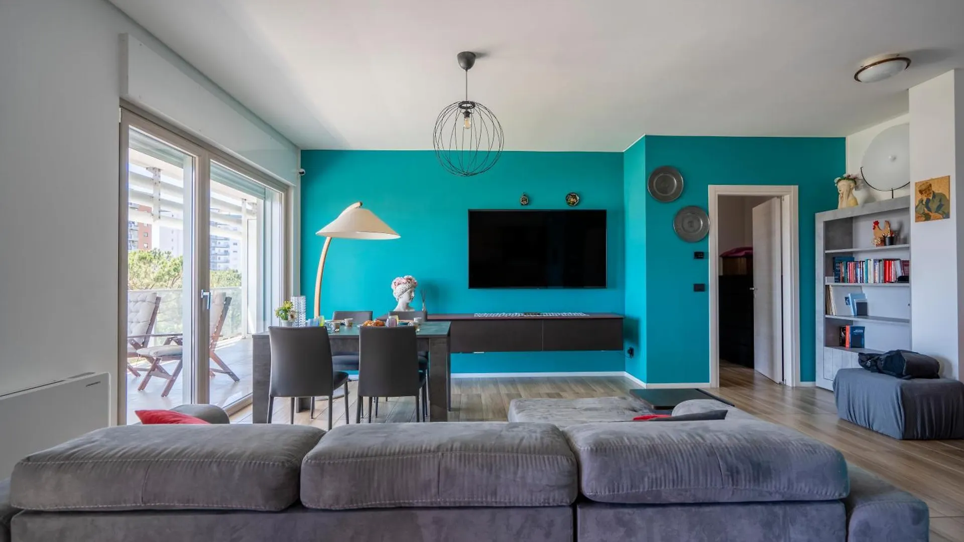 Kind Park - Sleek Apartment With Terrace & Parking Bari