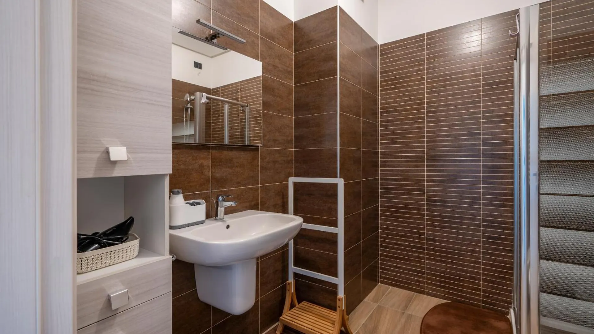 Kind Park - Sleek Apartment With Terrace & Parking Bari Italy