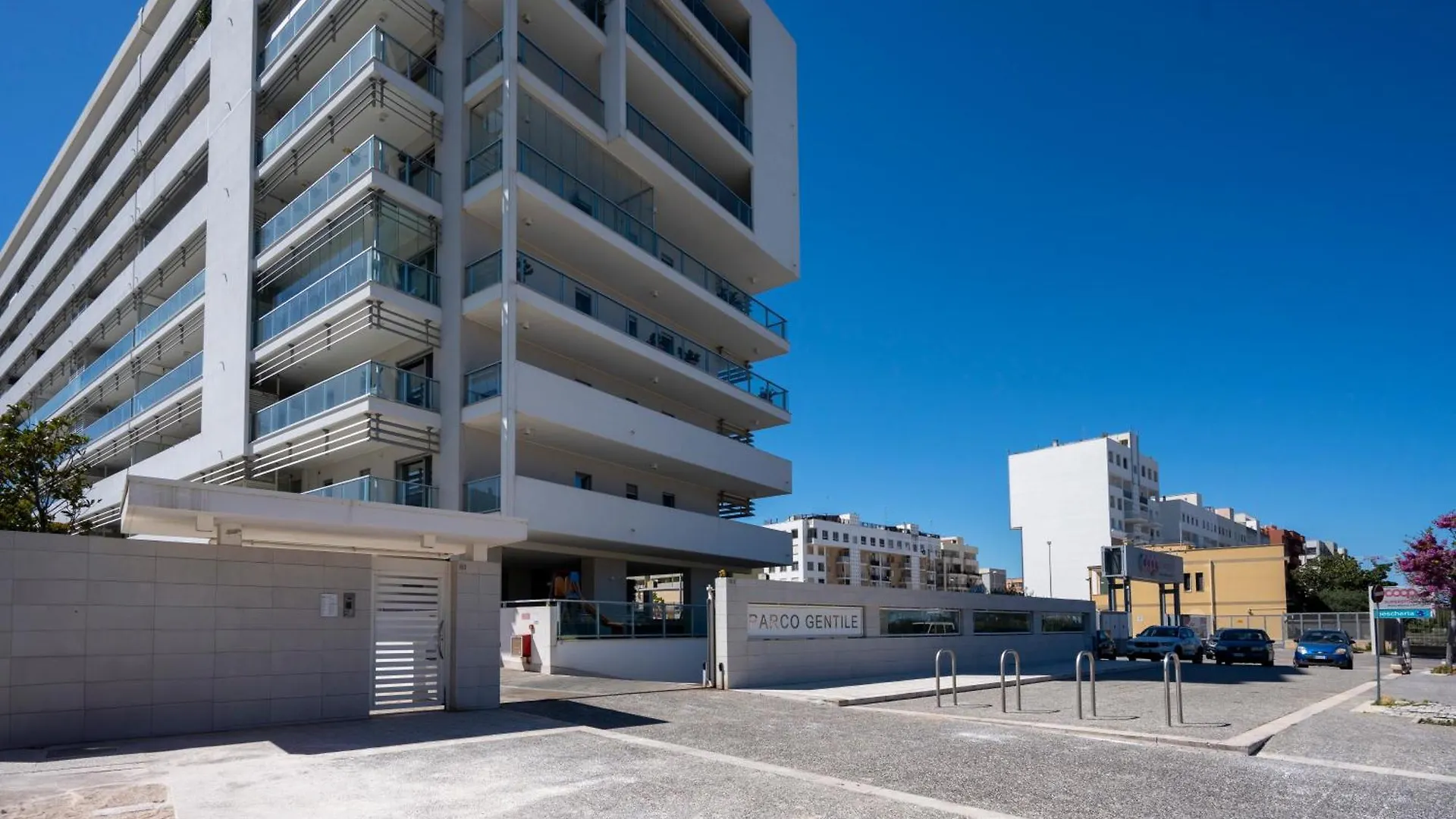 Kind Park - Sleek Apartment With Terrace & Parking Bari