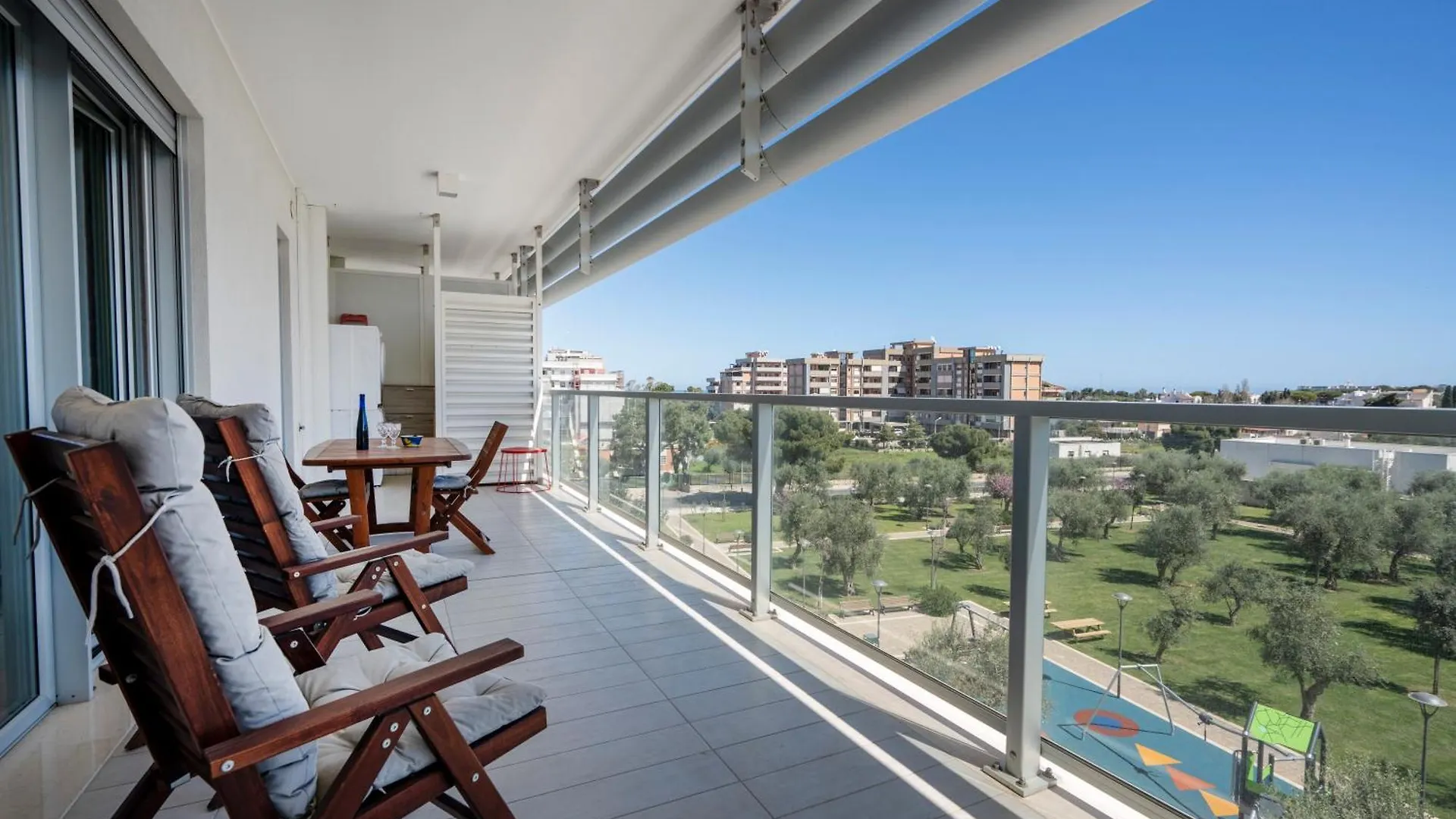 Kind Park - Sleek Apartment With Terrace & Parking location