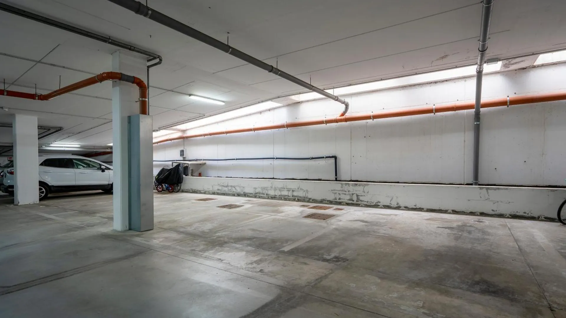 Kind Park - Sleek Apartment With Terrace & Parking Bari