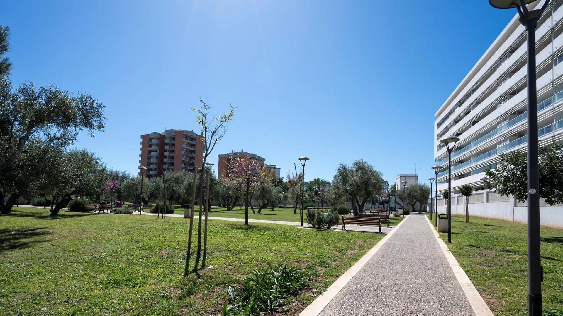 Kind Park - Sleek Apartment With Terrace & Parking Bari
