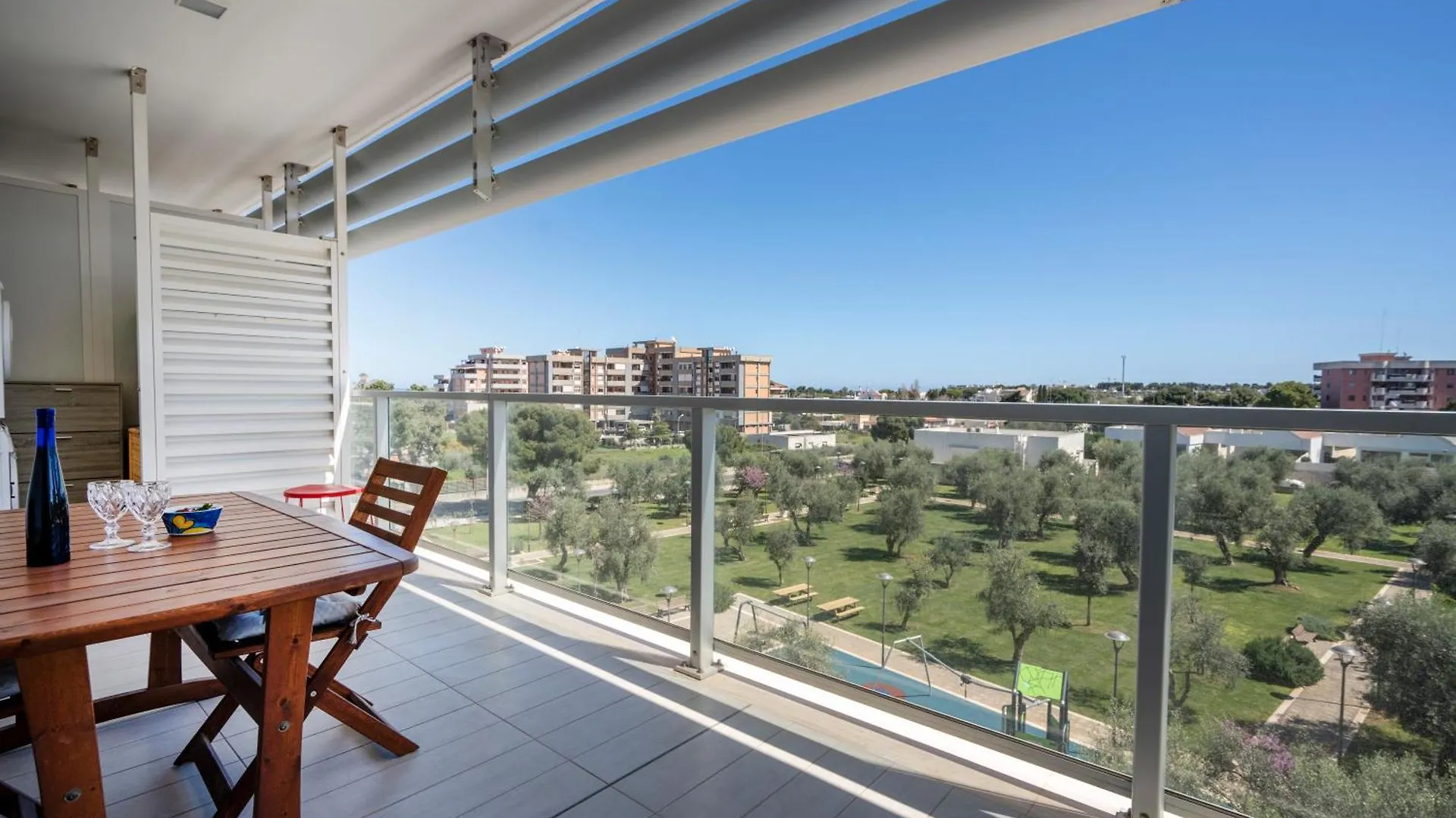 Kind Park - Sleek Apartment With Terrace & Parking Bari Italy