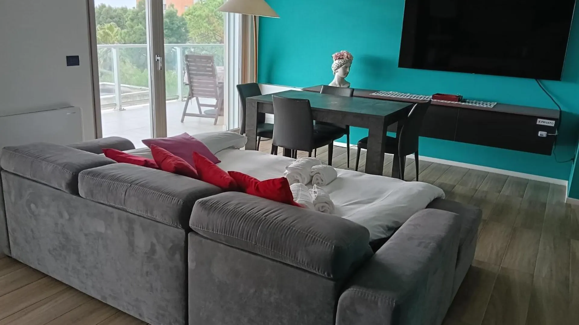Kind Park - Sleek Apartment With Terrace & Parking Bari