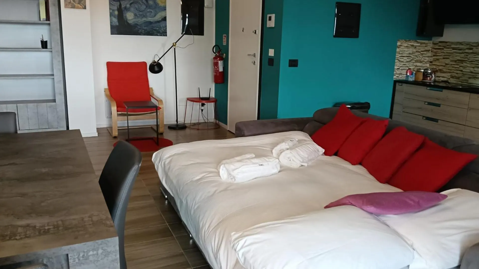 Kind Park - Sleek Apartment With Terrace & Parking Bari Italy